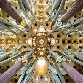 interni volta della Basilica Sagrada Familla Stile Liberty Barcellona Gaudì